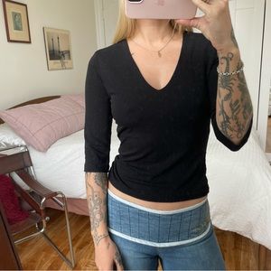 BLACK 3/4 SLEEVE FITTED VNECK TOP